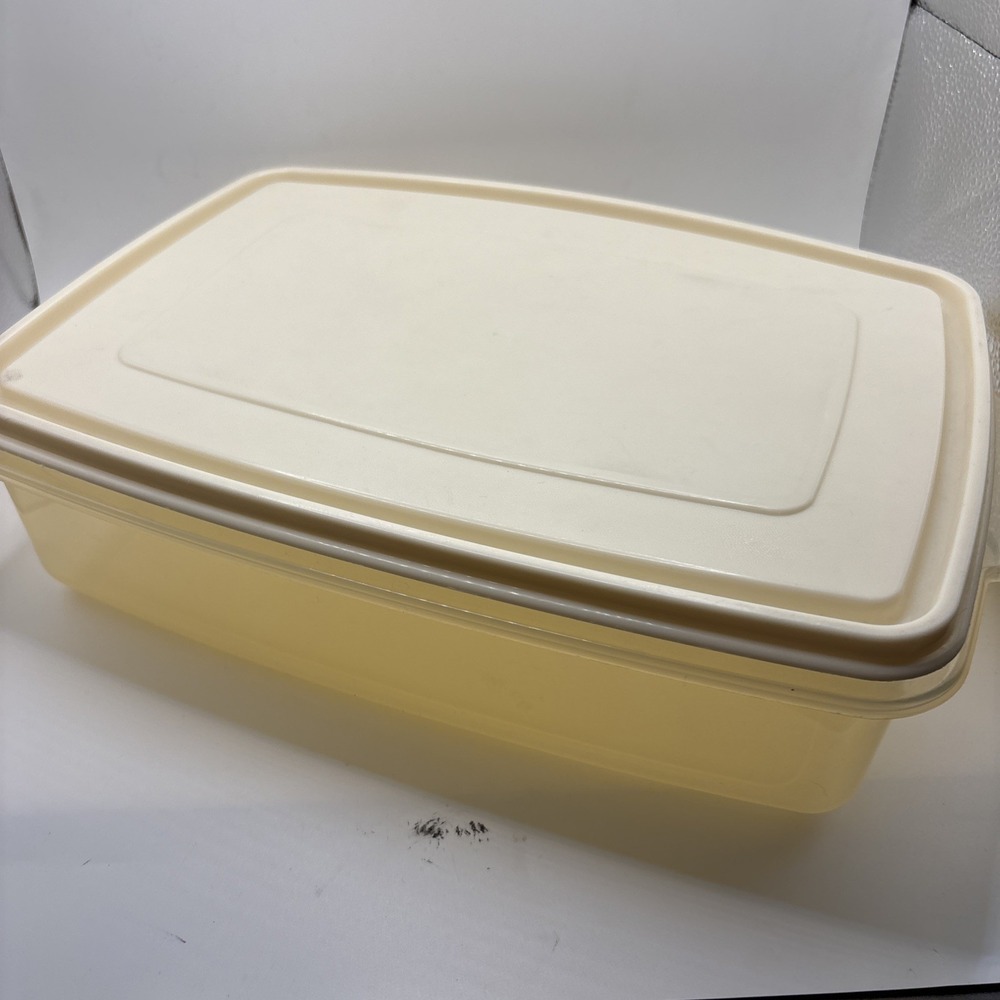 12.5 X 9 X 3.5" Rubbermaid Servin Saver Storage Container #7 17 Cups Almond Lid